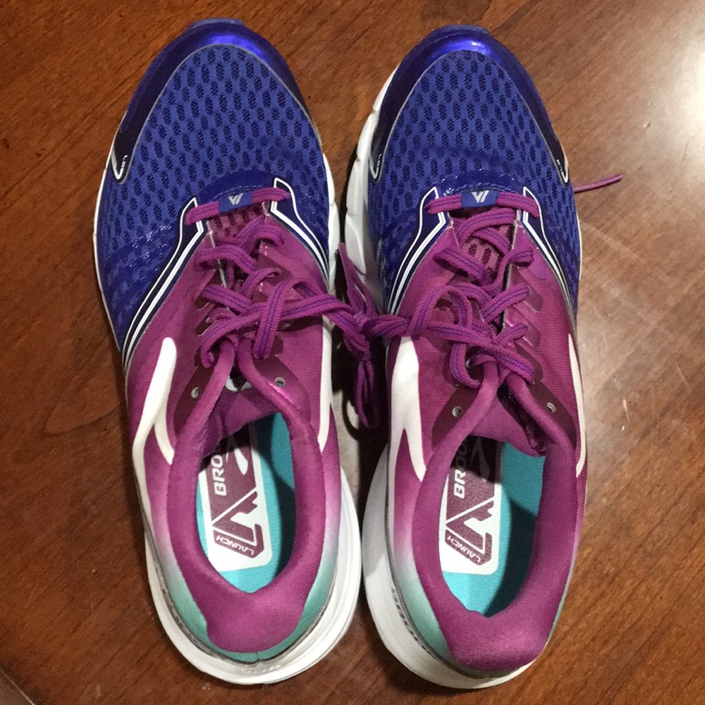 Tennis shoes